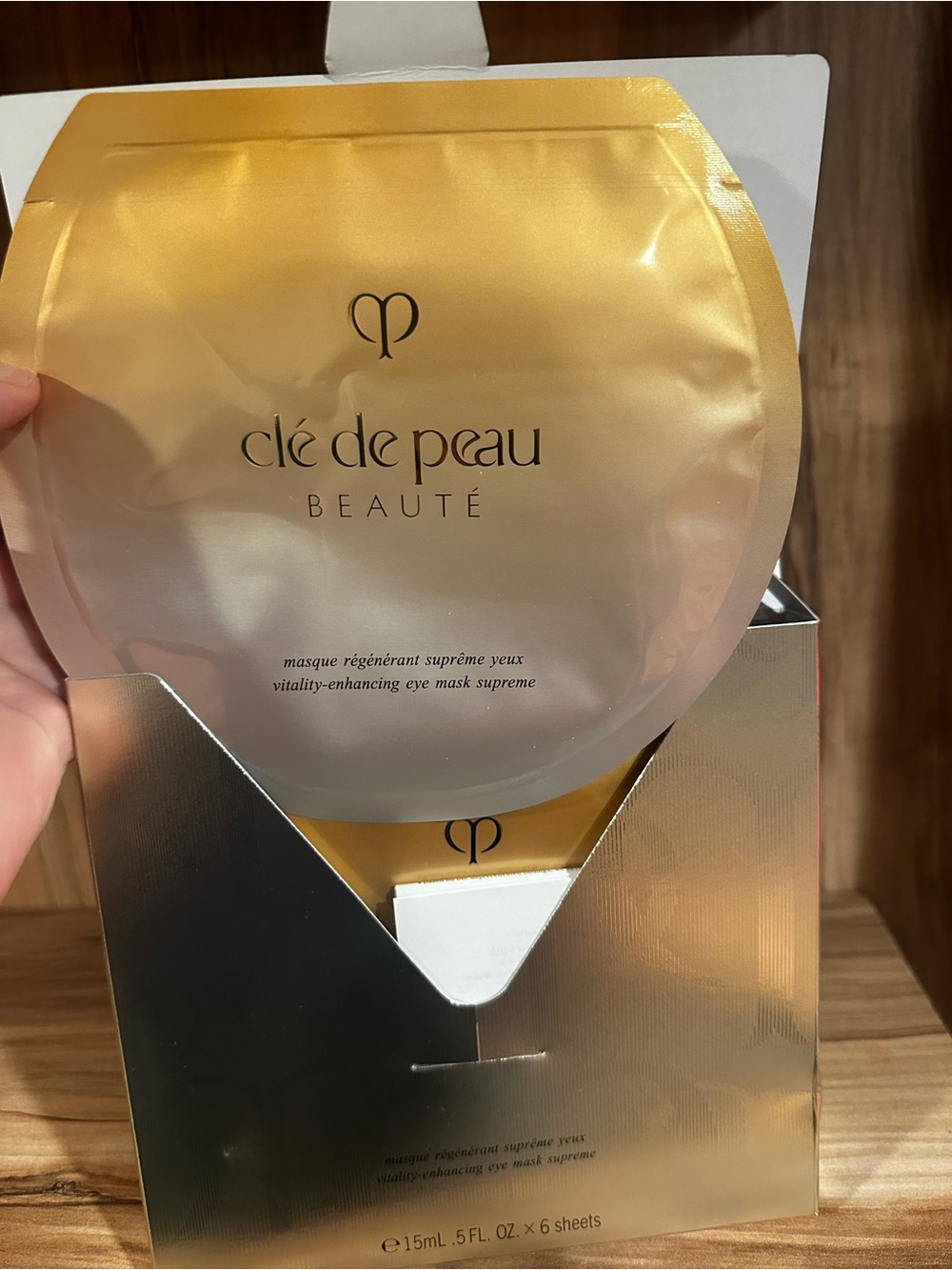 cle de peau gold eye mask sachet